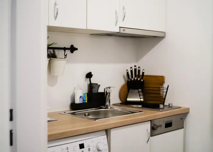 Cozy Hub - Family - Metro Access - 10min City-centre Apartment *