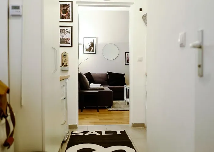 Cozy Hub - Family - Metro Access - 10min City-centre *